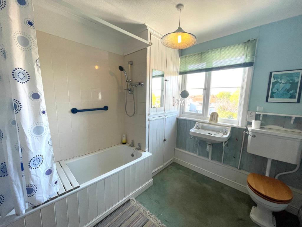 Lot: 186 - MID-TERRACE CHARACTER COTTAGE FOR UPDATING - General view of bathroom